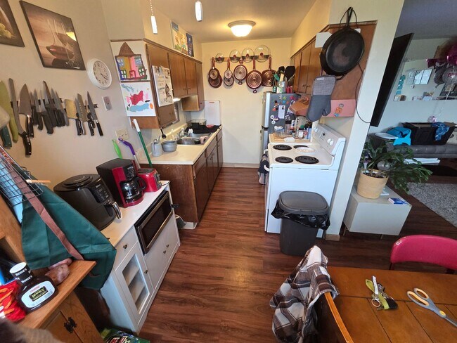 Building Photo - Available August! - 2 Bed 1 Bath Apartment