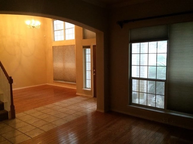 Building Photo - 746 Treaty Oak