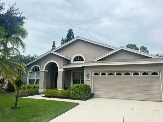 Building Photo - 4 Bedroom 2 Bathroom + Den - Large Garage and  Heated  Pool!