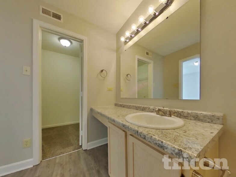 Building Photo - 5956 Portman Pl