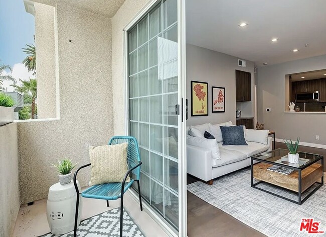 Building Photo - 930 N Doheny Dr