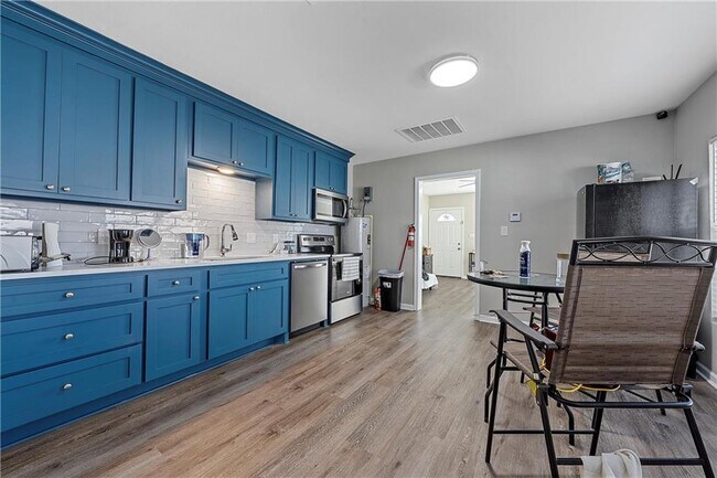 Building Photo - 1-Bedroom Duplex in Waco, TX with Spacious Layout and Great Location!