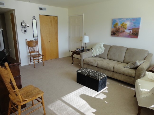 Building Photo - 425-427 E Lakeside Dr