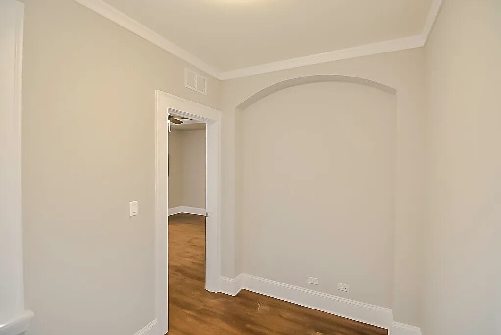 Building Photo - 827 W Lakeside Pl