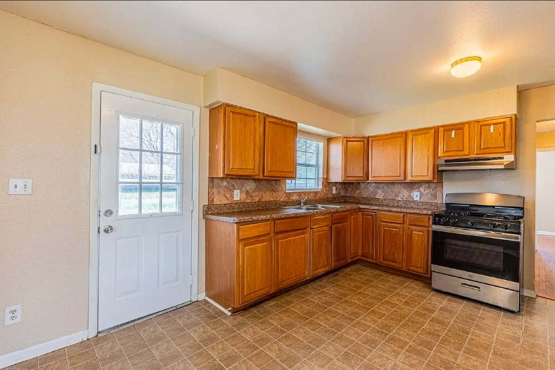 Building Photo - 215 Legion Dr W