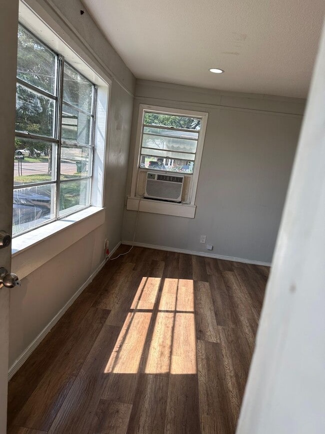 Building Photo - Charming & Updated 2-Bedroom Home+Garage i...