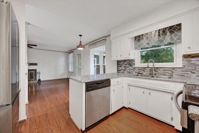Building Photo - 717 Goodpasture Terrace