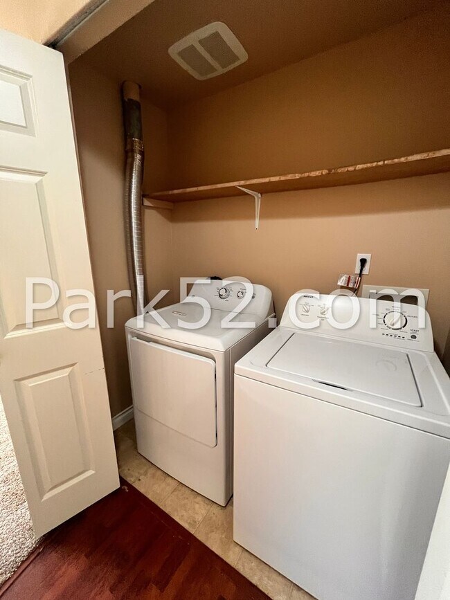 Building Photo - Puyallup Area 2 Bedroom 2nd Floor Apartment