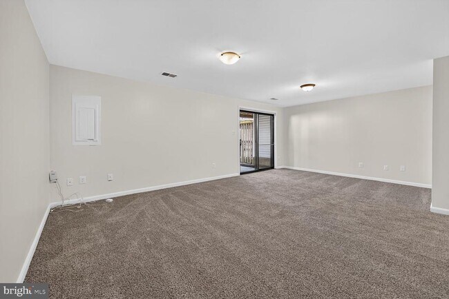 Building Photo - 6374 English Ivy Way