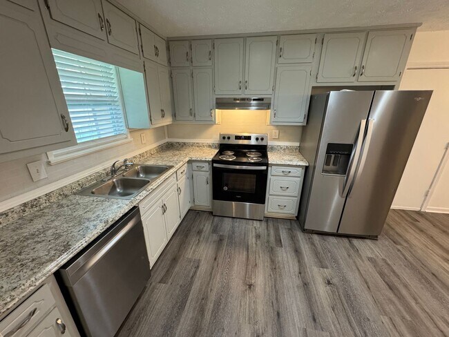Building Photo - Nice Riverdale 3 Bedroom 2 Bath in Cul-De-Sac!!
