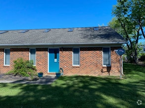 Building Photo - Cozy, end unit 2 bed/1 bath townhouse
