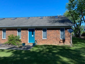 Building Photo - Cozy, end unit 2 bed/1 bath townhouse