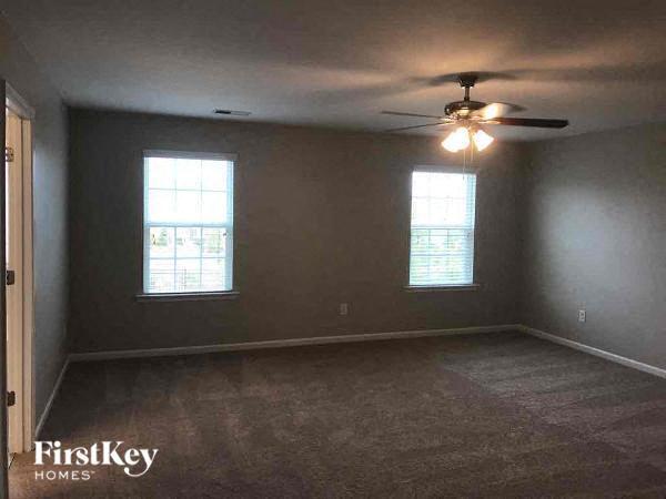 Building Photo - 15112 Evergreen House Dr