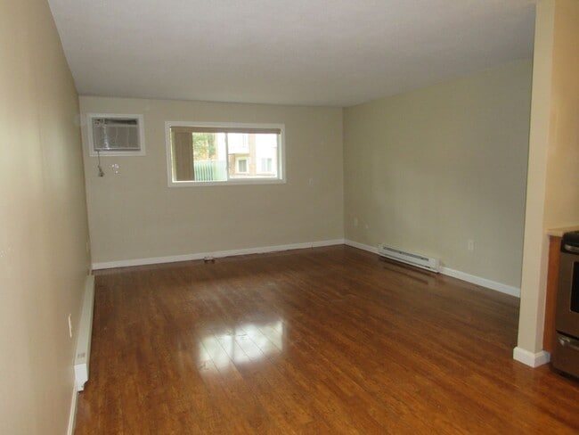 Building Photo - Londonderry Garden Condo- Available NOW!