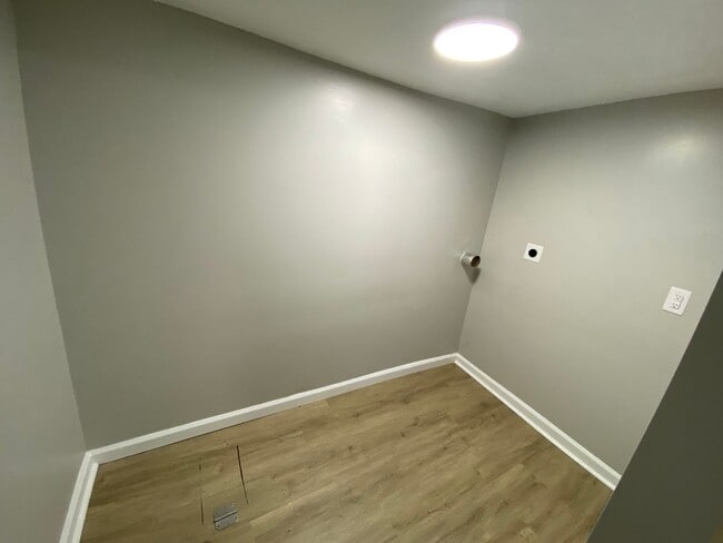 Building Photo - ELMWOOD PLACE - Fully Remodeled 2-3 bed home with 1 bath.