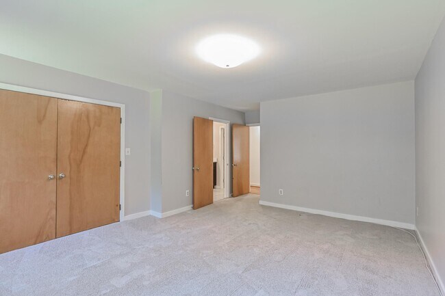 Building Photo - 445 Springvale Rd