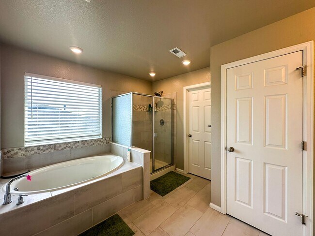 Building Photo - Almost Brand New Meadowlark 4bd 3.5ba home