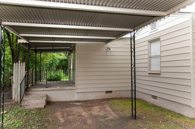 Building Photo - 301 Boggs St