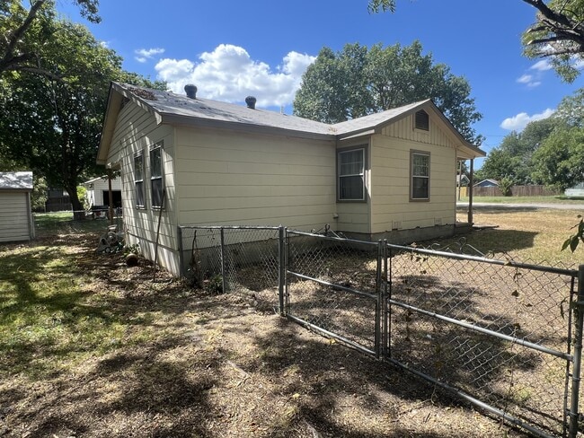 Building Photo - 920 E Walnut St