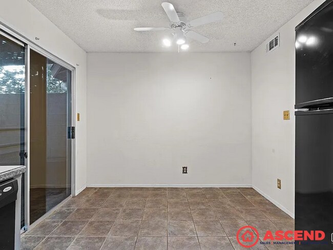Building Photo - Stunning Townhome in Southwest Bakersfield!