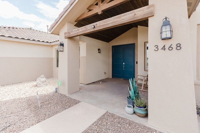 Building Photo - Modern 5 Bedroom Home with Solar Panels - MOVE IN SPECIAL: FIRST MONTH FREE!