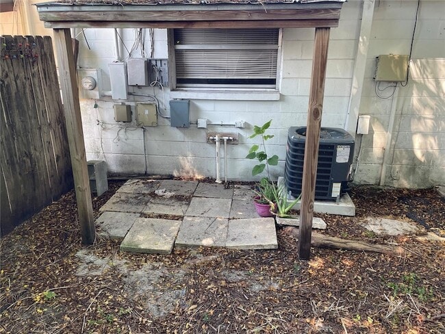 Building Photo - 4128-4126 Shoreline Dr