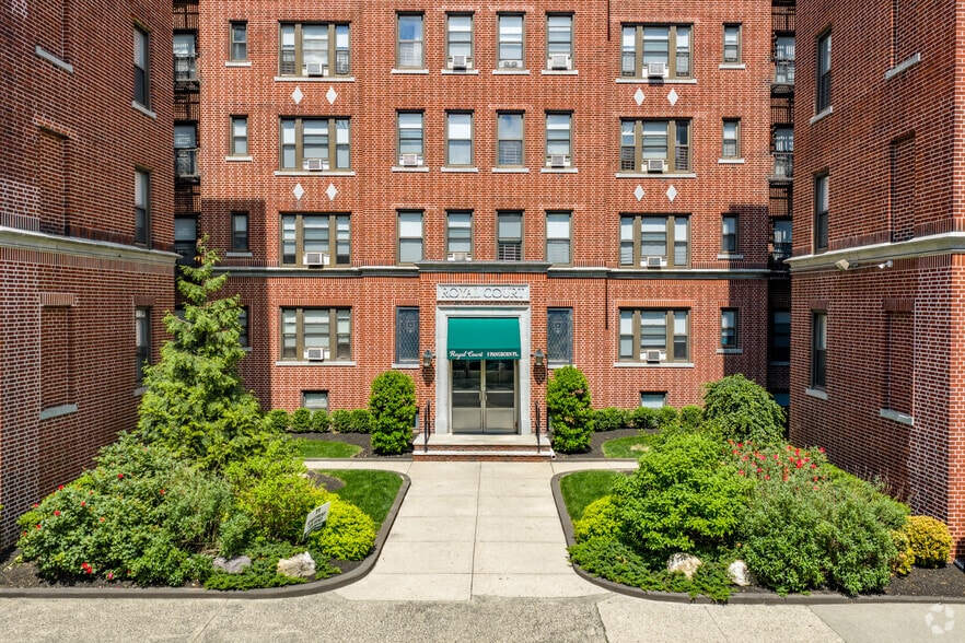 Building Photo - Royal Court