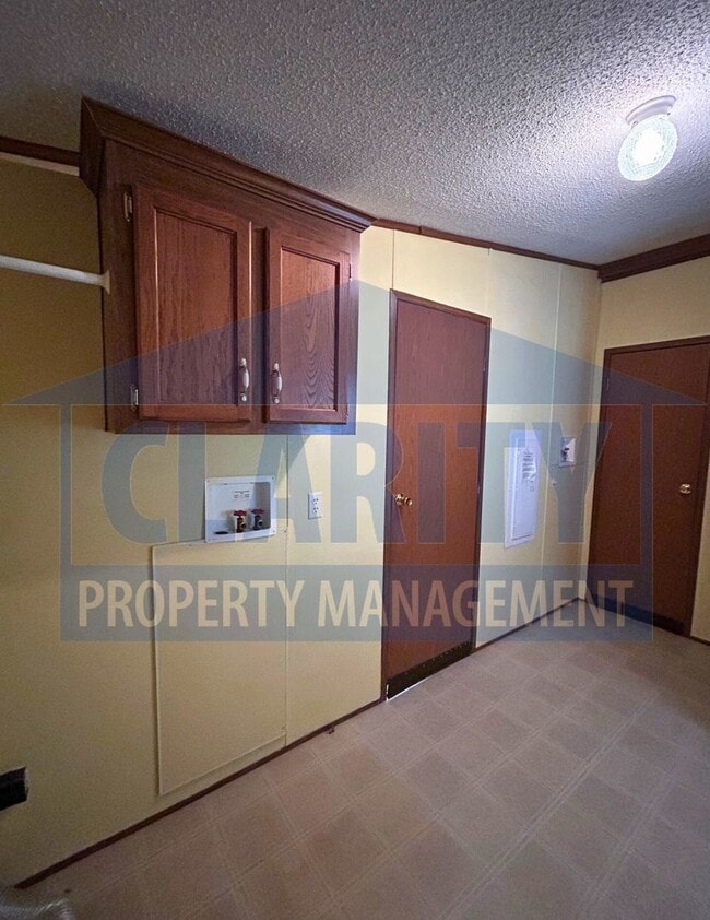 Building Photo - Three bedroom home w/ screened in porch!