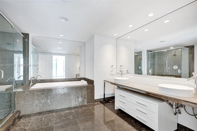 Building Photo - 495 Brickell Ave