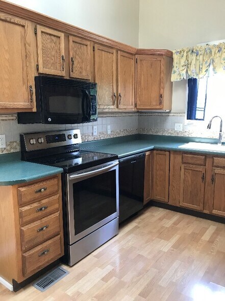 Building Photo - 2055 Old Falls Dr