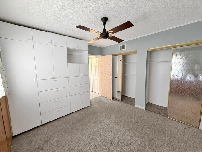 Building Photo - 1035 Country Club Dr