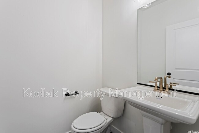 Building Photo - 991 Shoreline Dr