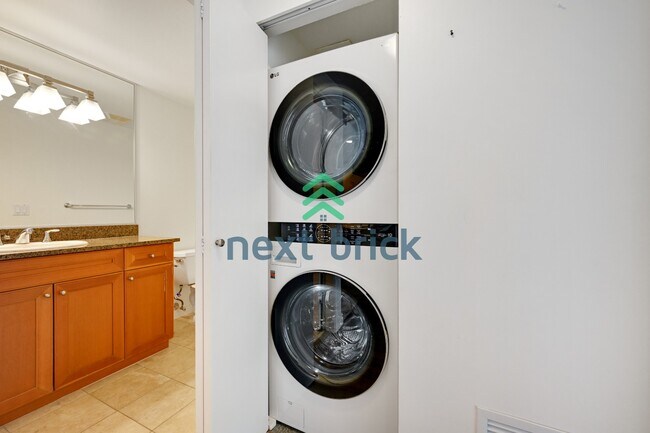 Building Photo - "Chic Urban Retreat: Stylish 1-Bedroom Condo in the Heart of Seattle!"