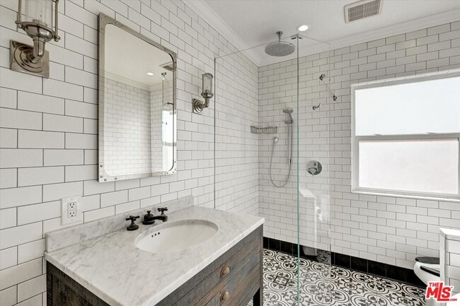 Building Photo - 135 N Gower St