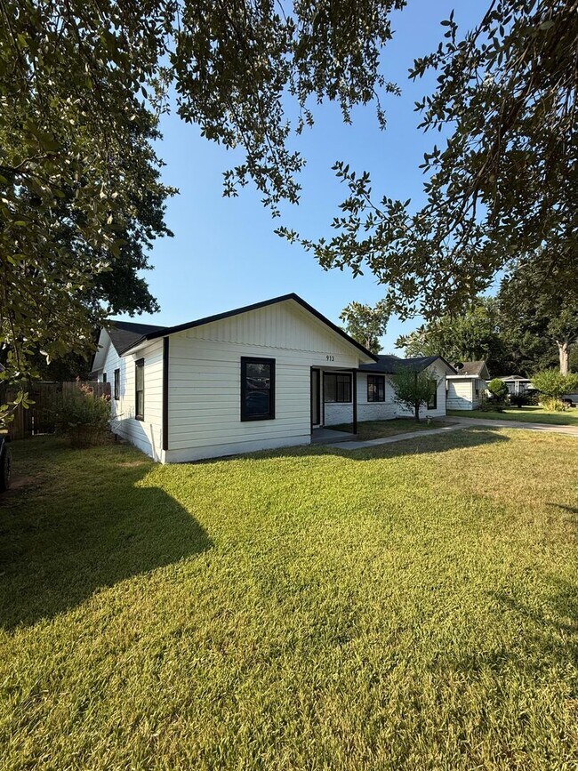 Building Photo - Gorgeous all renovated Home in Pasadena, TX!.