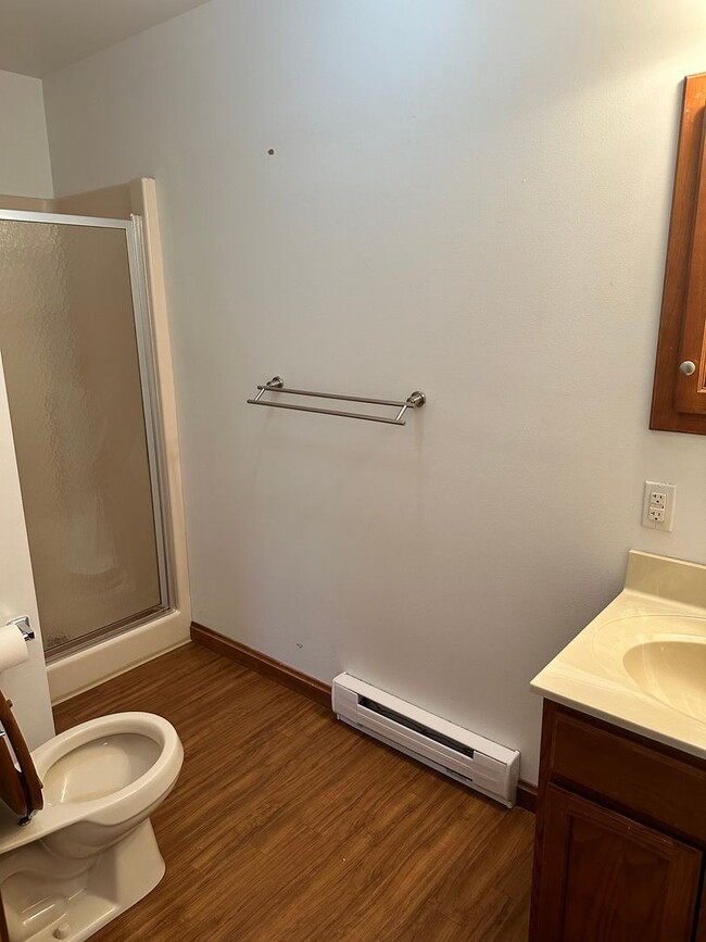 Building Photo - Spacious 2 Bedroom Townhouse