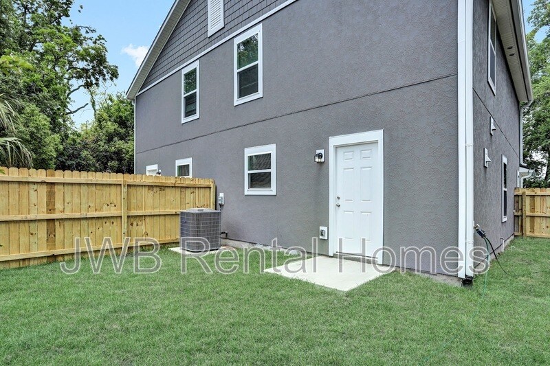Building Photo - 2132 Clemente Dr