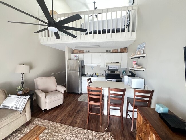 Building Photo - Walk to the Beach! Two-bedroom condo in Myrtle Beach. Adjacent to Beach Access!