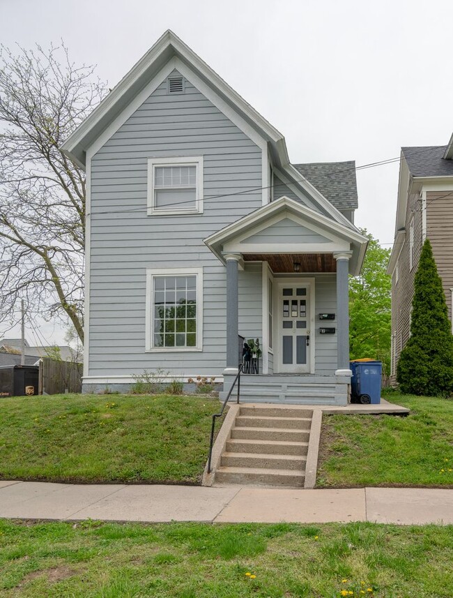 Building Photo - 2 BR Close to Medical Mile with hardwood f...