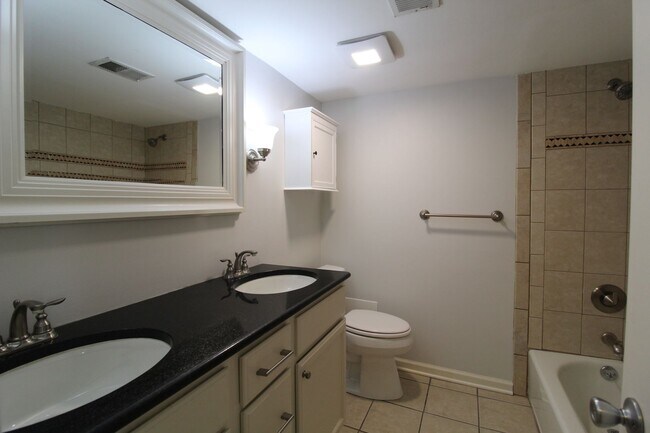 Building Photo - 1/2 OFF June Rent On This 2 Bedroom 1 Bath Apartment In The West Plaza Area