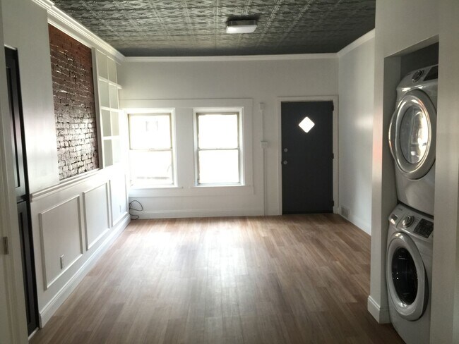 Building Photo - Newly Renovated - South Side Flats