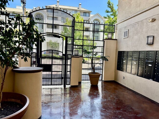 Building Photo - Beautiful 2 Bd 2 BA Condo Prime Marina Dis...