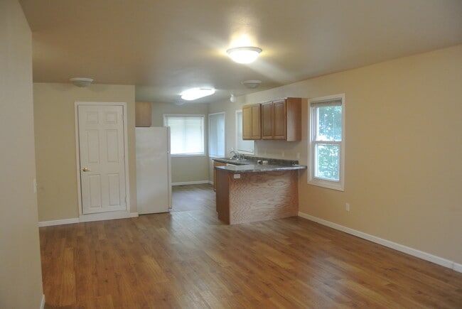 Building Photo - 3 Bedroom House!