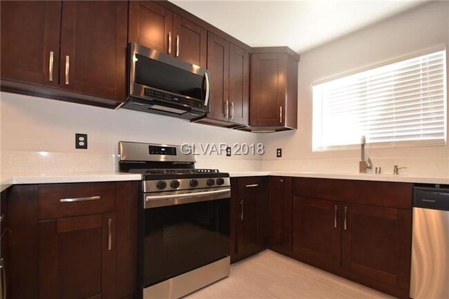Building Photo - Live In The Heart Of Summerlin 2 Bed 2 Bat...