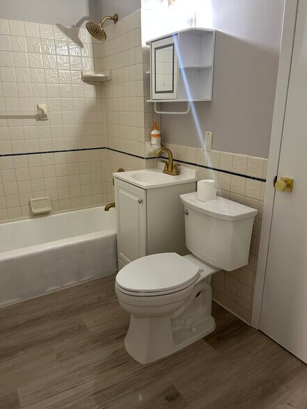 Building Photo - 512 8th Ave NE