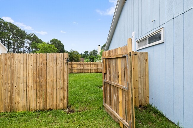 Building Photo - 3045 Yorktown Cir