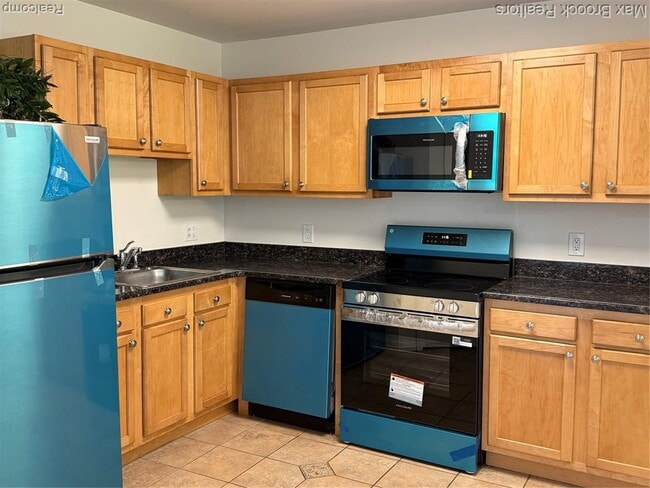 Building Photo - 6560 Ridgefield Cir