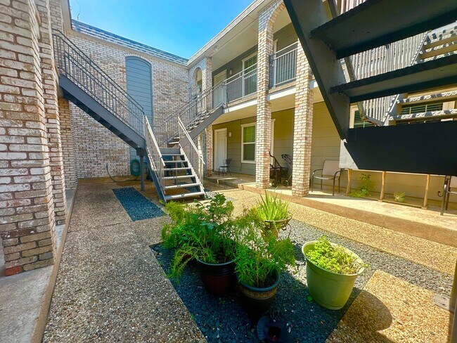 Building Photo - 1 BED 1 BATH IN AUSTIN TX!