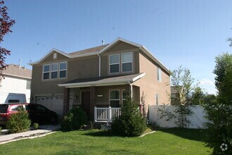 Building Photo - Huge 3 bed 2.5 bath single home in Spanish...