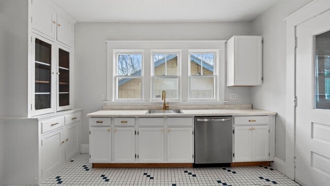 Building Photo - Single-family historic home in West Centra...